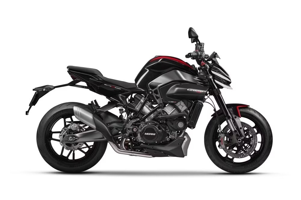 <div class='descrGalleryTitle'>Moto Morini Corsaro 750</div><div class='descrGalleryText'><p>Iniziamo col botto, perché lei, assieme alla sorella carenata, è stata forse la <b>moto più ammirata</b> di tutto il salone. È uno di quei modelli completamente nuovi, rinati dopo anni di silenzio. La <b>Corsaro 750 </b>si sviluppa attorno ad un bicilindrico a V di 90° con carter secco e albero contro rotante, che in un’epoca di propulsori paralleli è più che mai benvenuto. I bicilindrici paralleli hanno tanti bei pregi, ma il carattere e il sound di un <b>motore a V</b> non si possono imitare. I cc sono 749 e i cavalli 96, ma sarà disponibile anche in versione depotenziata per patenti A2.&nbsp;</p>
<p>Interessante non solo il motore, ma tutta la moto. Il <b>telaio è una struttura ibrida</b> con una parte frontale e superiore pressofusa in alluminio abbinata ad un traliccio in acciaio che corre ai lati del cilindro posteriore. L’equipaggiamento è di livello, con forcella e mono regolabili, <b>freni anteriori Brembo </b>con dischi flottanti da 320 e pinze ad attacco radiale; il peso in ordine di marcia è inferiore ai 200 kg. L’impatto estetico è decisamente all’altezza: distintivo, aggressivo, bilanciato. Il prezzo rimane per ora sconosciuto.</p>
</div>